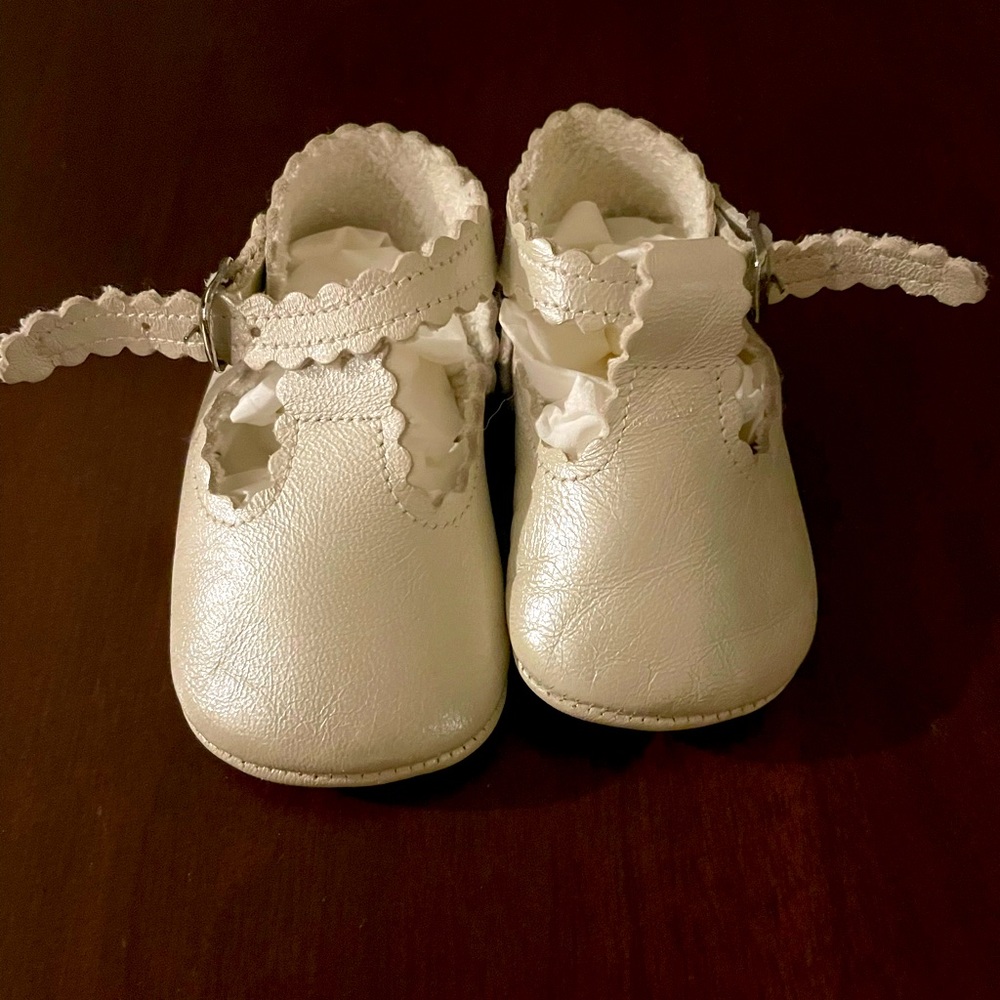 Cream white leather baby booties made in Italy.🐥💛